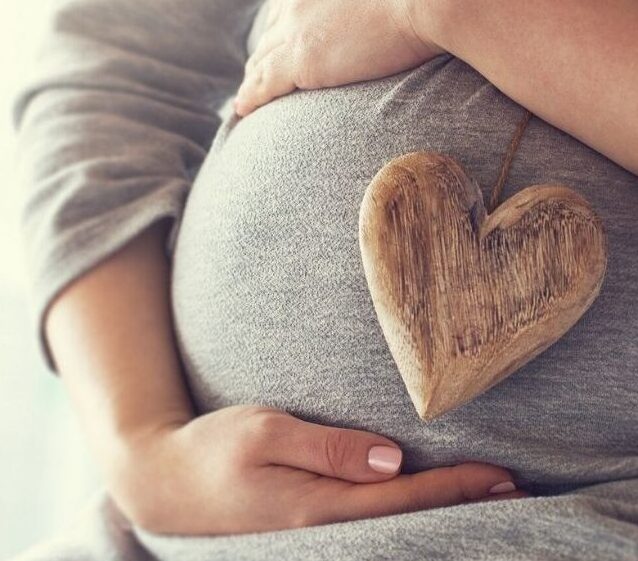 Photo d'une femme enceinte avec un coeur sur la robe | Intime Douceur Inc