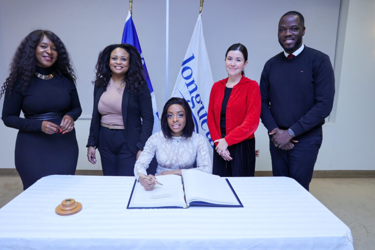 Priscilla Nkodia, lauréate des prix Mwali 6 eme édition signant le livre d'or de la ville de Longueuil